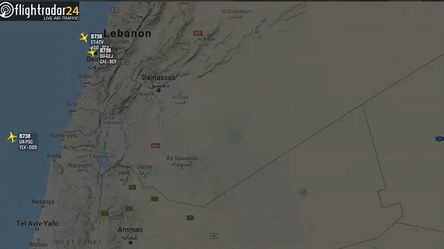 מטוסי נוסעים אזרחיים עוברים מעל דמשק בזמן יירוט טיל הנ