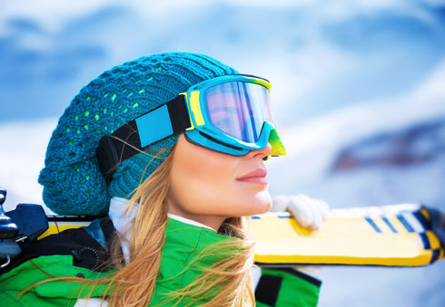 אל תשכחו להגן גם על העיניים מפני קרינת השמש, שמשטחי השלג הלבנים מגבירים פי כמה (צילום: Shutterstock)