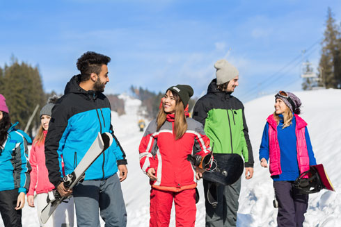 סקי אינו הכל במהלך החופשה. מדובר, לפני הכל, במפגש חברתי עם אנשים מכל לאום, צבע, מין ושפה, ששמחים להתקבץ יחד כדי לעסוק בדבר המשותף לכולם (צילום: Shutterstock)