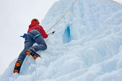 נועזים יותר מחפשים חוויות חליפיות לסקי גלישה, למשל - Ice Climbing, שזה טיפוס על קירוח קרח בעזרת מכושים, גרזני קרח ונעלי מסמרים (צילום: Shutterstock)