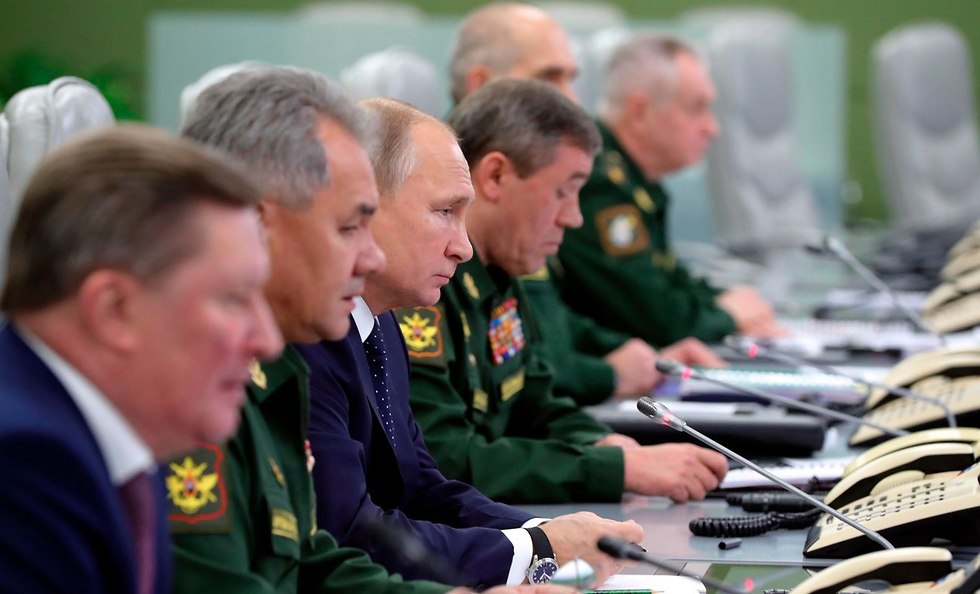 ולדימיר פוטין צופה בניסוי של טיל השיוט אוונגרד רוסיה (צילום:  AP)