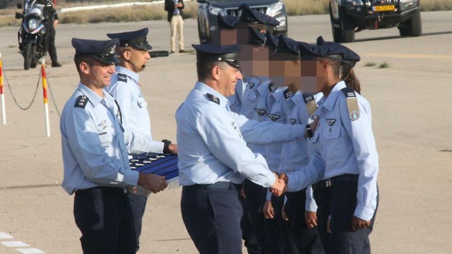 מפקד חיל האוויר, אלוף עמיקם נורקין, מעניק את כנפי הטיס לאחד ממסיימי קורס הטיס (צילום: מוטי קמחי)