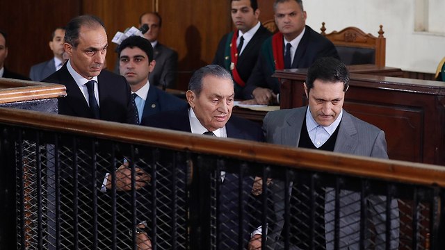 מצרים חוסני מובארק ו מוחמד מורסי ב בית המשפט (צילום: EPA)