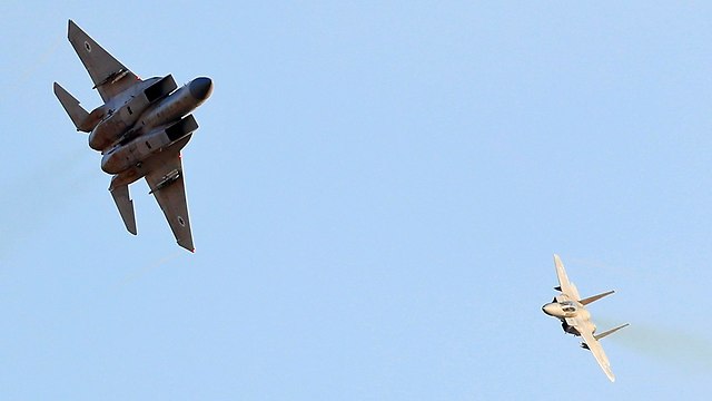 מטוס f-15  בטקס סיום קורס טיס בבסיס חצרים (צילום: AFP)