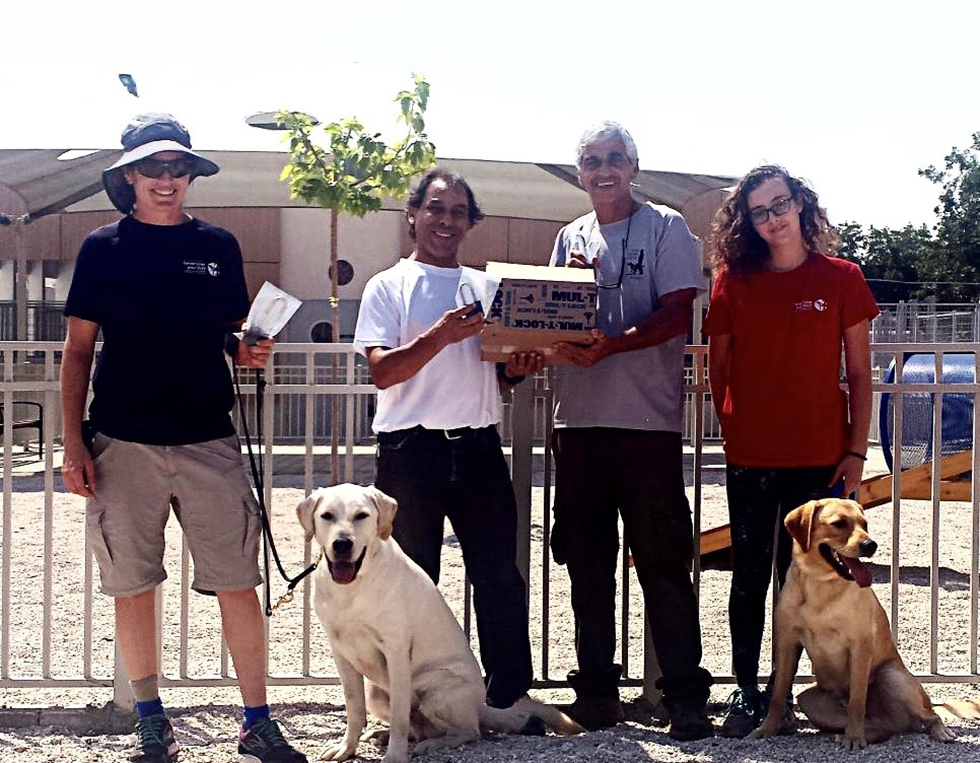 רכילות עסקית צוות הכלבייה עם נציגי מולטילוק וכלבי הנחייה לאנס ובוני (צילום: יח