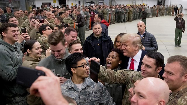 דונלד טראמפ בבסיס האמריקני רמשטיין ב גרמניה (צילום: AP)
