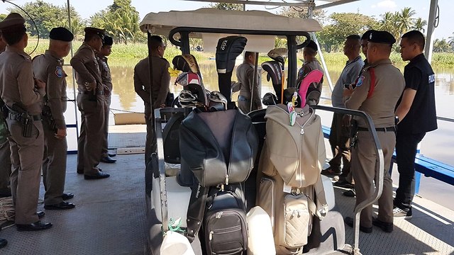 נהר נאן תאילנד הרוגים בהתנגשות בין שני רכבי גולף (צילום: EPA)