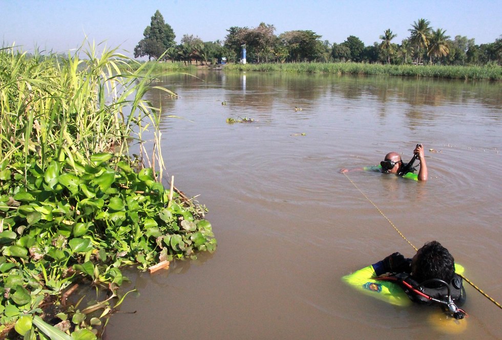 נהר נאן תאילנד הרוגים בהתנגשות בין שני רכבי גולף (צילום: EPA)