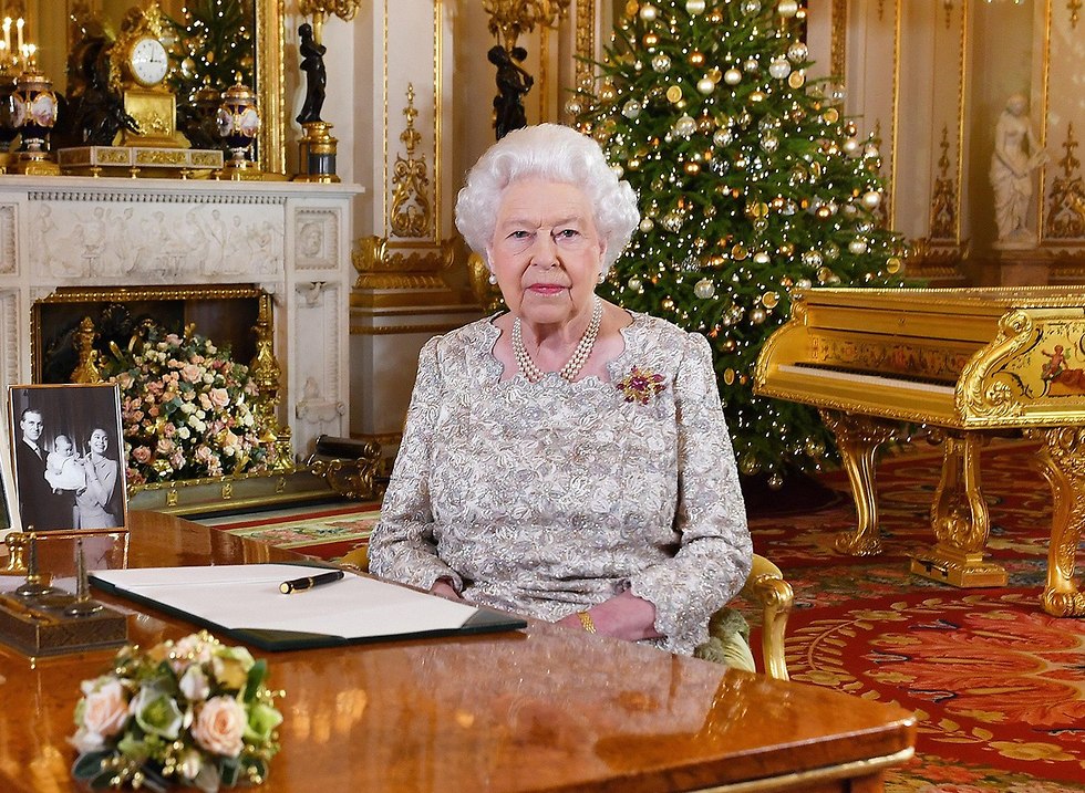 בריטניה המלכה אליזבת בברכה לחג המולד (צילום: AFP)