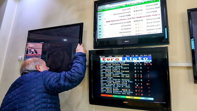טיראנה בירת אלבניה המדינה הענייה מכורה ל הימורים (צילום: AFP)