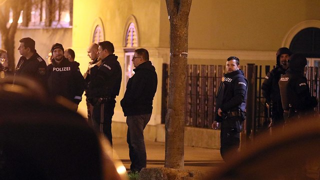 משטרה מחוץ לכנסיה בוינה אוסטריה (צילום: AP)