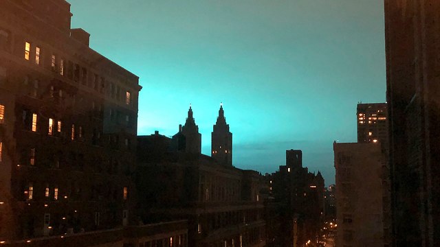 אור כחול בשל פיצוץ שנאי בניו יורק (צילום: AP)
