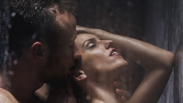 זוג עושה מין במקלחת (צילום: Shutterstock)