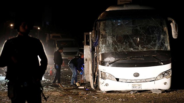 פיצוץ אוטובוס ב מצרים (צילום: רויטרס)