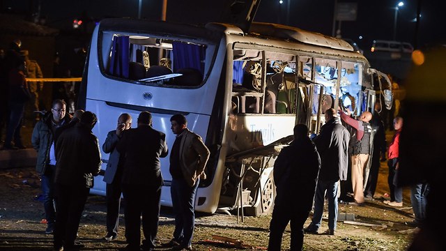 פיצוץ אוטובוס ב מצרים (צילום: AFP)