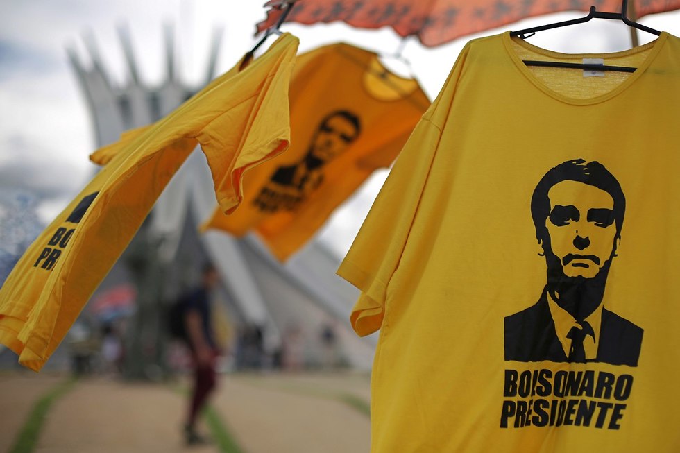 חולצות של נשיא ברזיל הנבחר ז'איר בולסונרו ב ברזיליה לקראת טקס ההשבעה (צילום: AP)