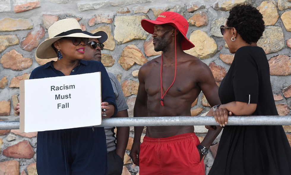 הפגנות בחוף קליפטון בקייפטאון נגד גזענות (צילום: EPA)