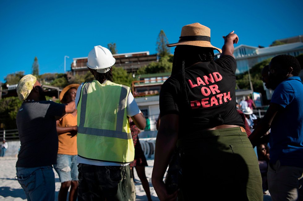 הפגנות בחוף קליפטון בקייפטאון נגד גזענות (צילום: AFP)