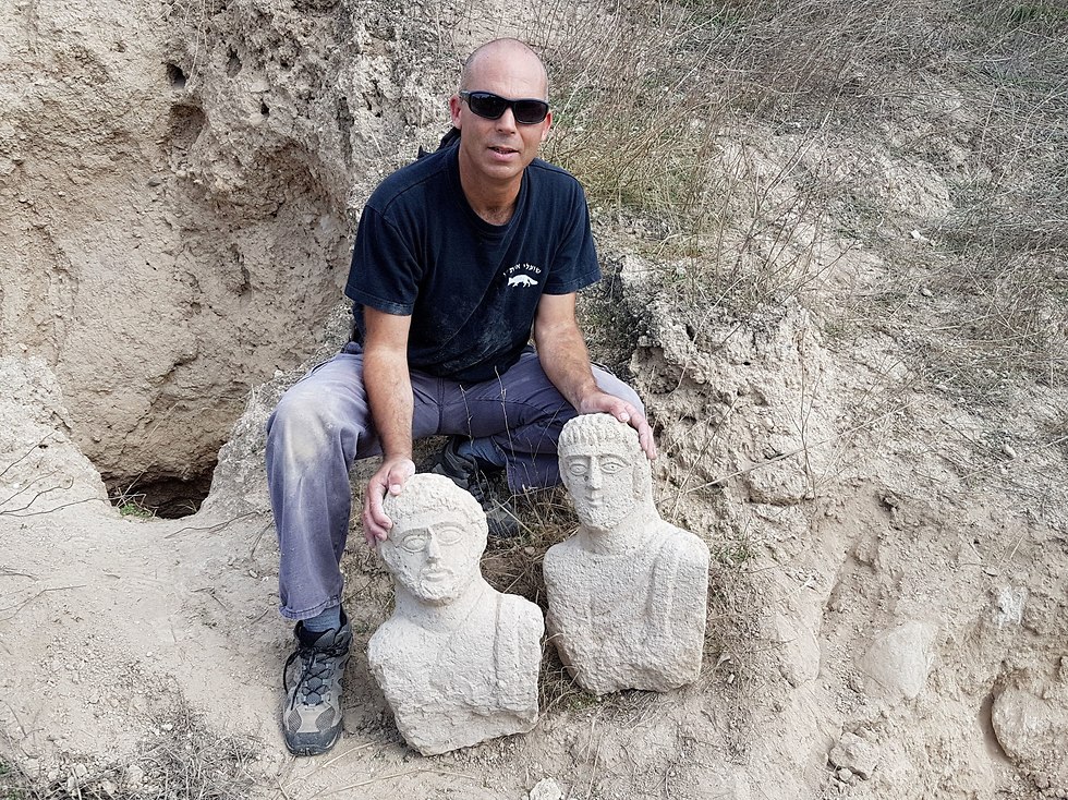 ניר דיסטלפלד, מפקח  היחידה למניעת שוד ברשות העתיקות עם הפסלים שנחשפו (צילום: איתן קליין, רשות העתיקות)