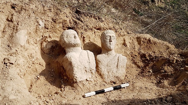 שני הפסלים שנחשפו (צילום: איתן קליין, רשות העתיקות)