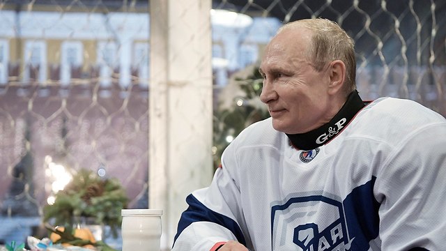נשיא רוסיה ולדימיר פוטין משחק הוקי קרח במוסקבה (צילום: AP)
