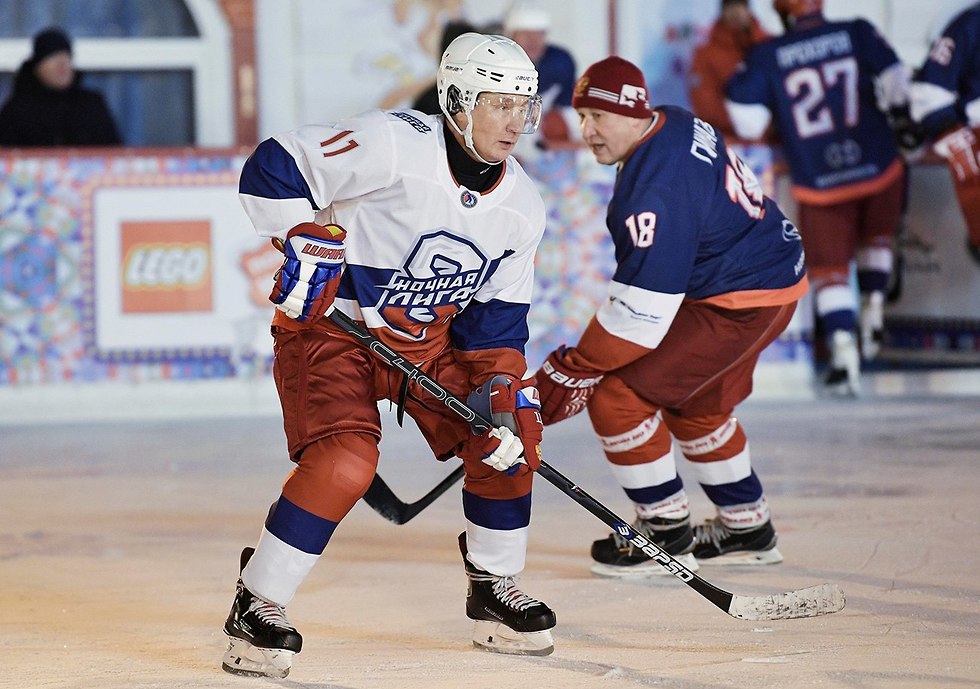 נשיא רוסיה ולדימיר פוטין משחק הוקי קרח במוסקבה (צילום: AP)