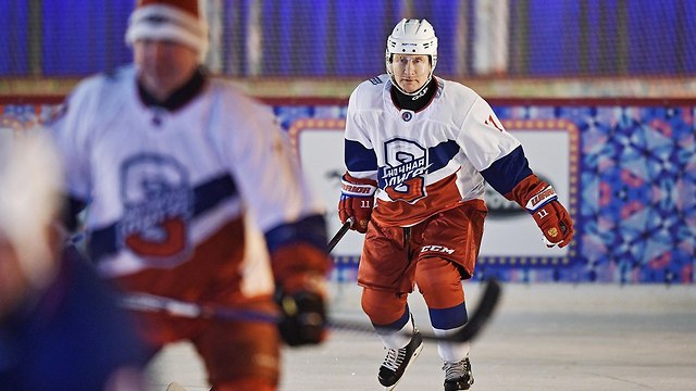 נשיא רוסיה ולדימיר פוטין משחק הוקי קרח במוסקבה (צילום: EPA)