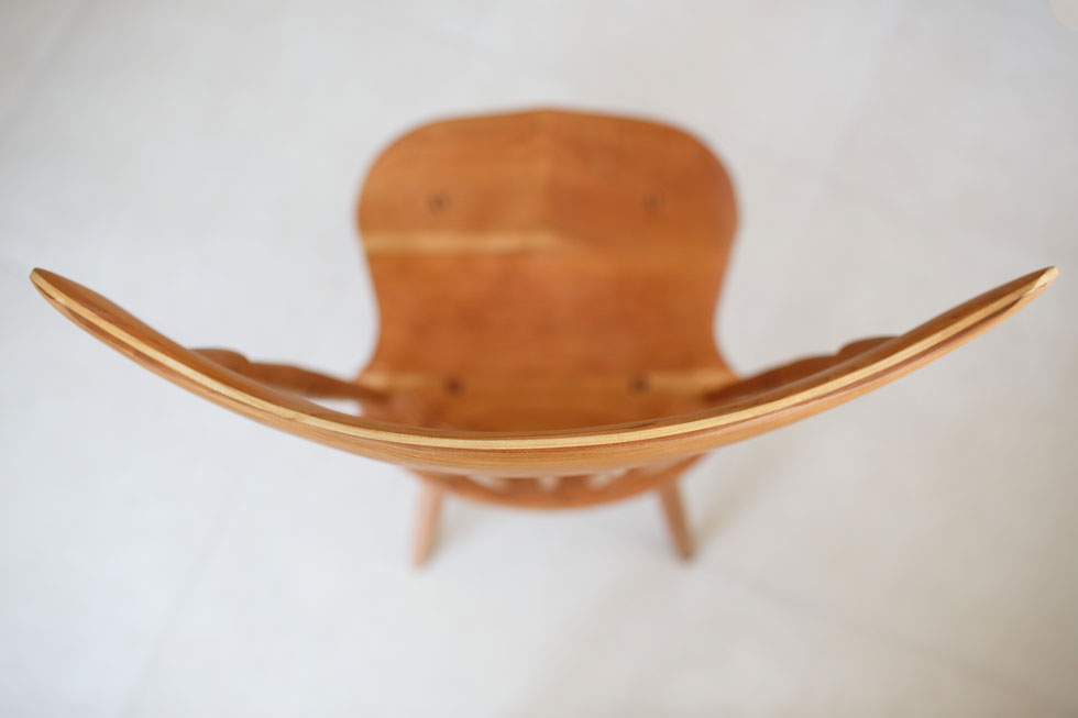 כיסאות הווינדזור מיוחדים בכך שרגליהם ומוטות משענת הגב שלהם יוצאים כולם מתוך המושב. במאה ה-18, כשהומצאה טכנולוגיית הכיפוף של העץ באדים, נוסף המאפיין האחרון והדומיננטי של הכיסא המפורסם – קשת המשענת (צילום: תומר פיינבורג)