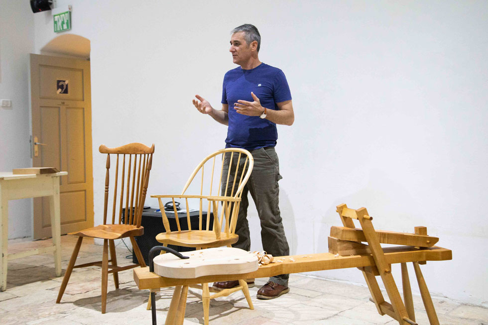 בנוסף לבניית הכיסאות (תהליך אטי, שדורש שבועות לסט של ששה כיסאות אוכל, למשל), הוא מרצה ומדגים טכניקות וכלים בני 250 שנה  (צילום: דנה מאירזון)