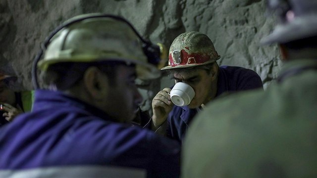 בית קפה תת קרקעי ב מכרה נחושת ב סרביה (צילום: AFP)