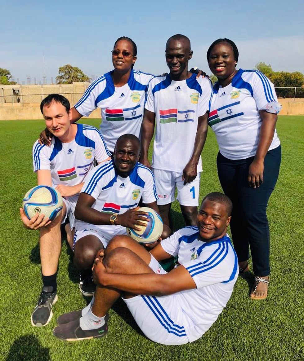 קבוצת הכדורגל הישראלית הראשונה בגמביה באפריקה ()