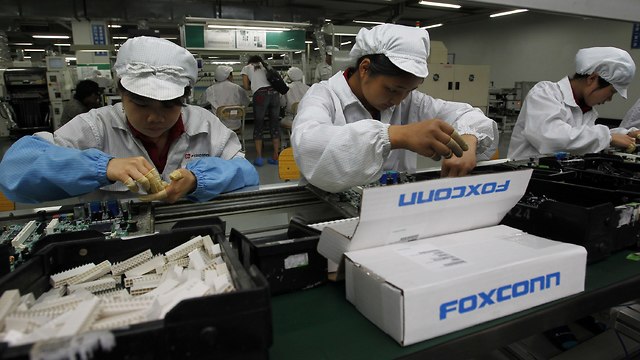 ייצור אייפונים במפעל פוקסקון (צילום: AP)