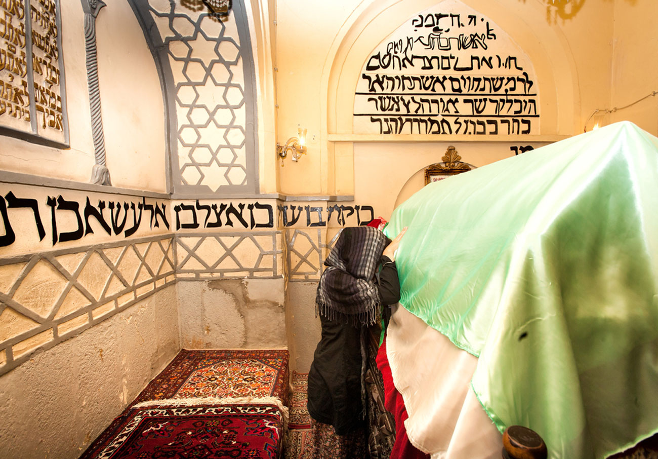 איראן יהודייה מתפללת ב קבר אסתר המלכה (צילום: shutterstock)