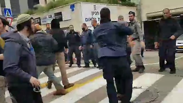 Столкновения поселенцев с полицией