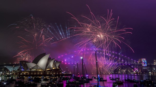 זיקוקים ב חגיגות השנה החדשה ב סידני אוסטרליה 2019 (צילום: EPA)