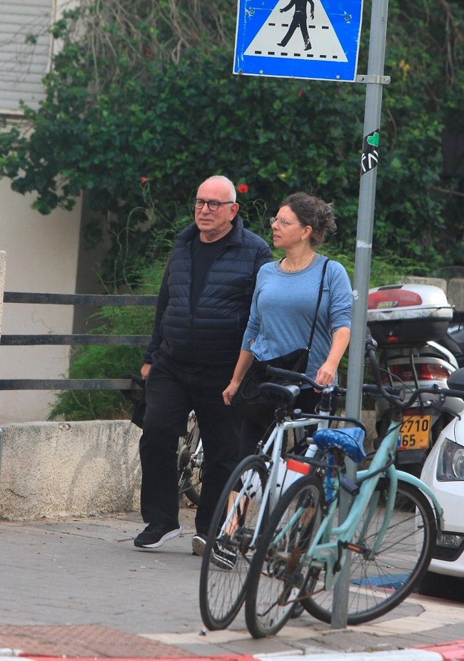 "אסיט את פני הצידה כמו לא ראיתי איש מבחין בי" (צילום: מוטי לבטון) "אסיט את פני הצידה כמו לא ראיתי איש מבחין בי" (צילום: מוטי לבטון)