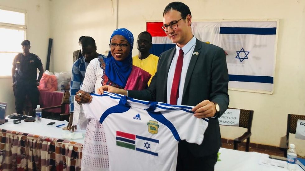 קבוצת הכדורגל הישראלית הראשונה בגמביה באפריקה ()
