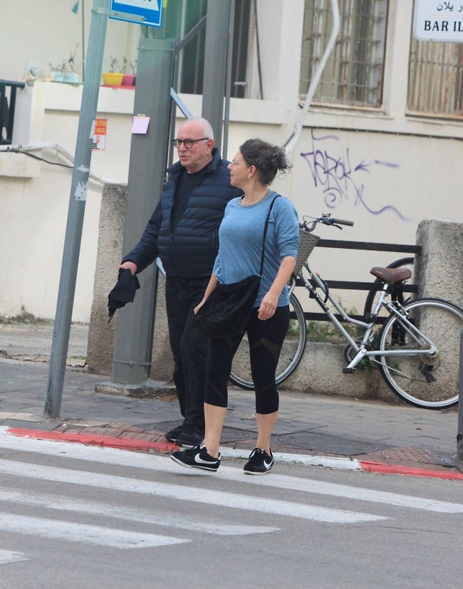 "ראה ירון את ציפור כחולת הכנף הזאת" (צילום: מוטי לבטון) "ראה ירון את ציפור כחולת הכנף הזאת" (צילום: מוטי לבטון)