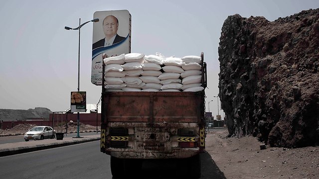 משאית עם סיוע הומניטרי עדן תימן  (צילום: AP)