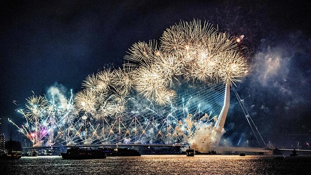 Новогодний фейерверк в Роттердаме. Фото: AFP