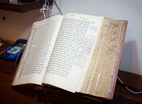 ספר תנ''ך ענקי בהוצאת קורן פתוח על משלי (צילום: דור נבו)