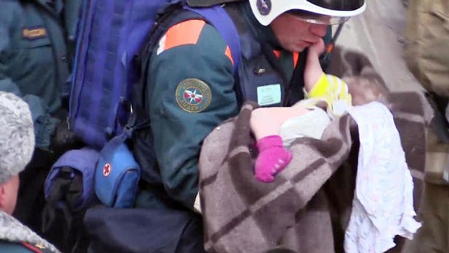 תינוק חולץ מהריסות בניין שקרס בעיר מגניטוגורסק רוסיה (צילום: AFP)