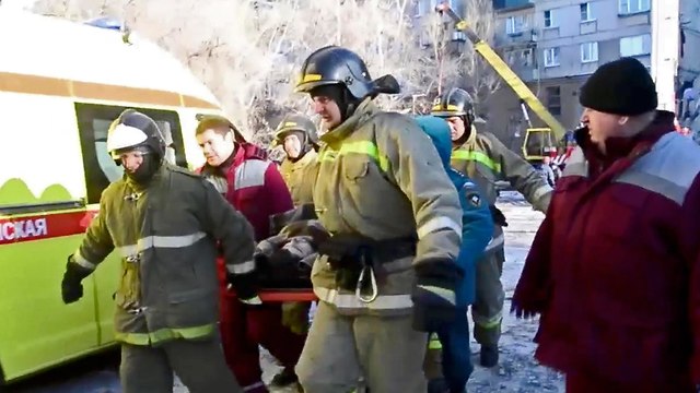 רוסיה חיפושים בהריסות בניין מגורים שקרס בעיר מגניטוגורסק (צילום: AP)