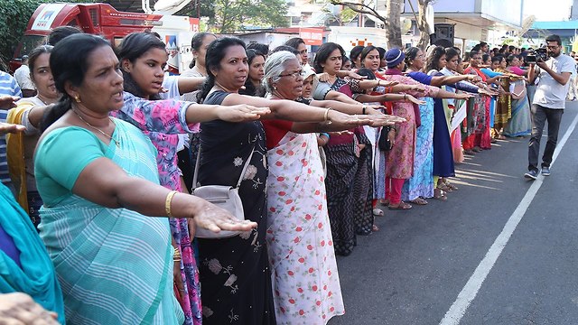 מחאה נשים מפגינות הודו הפגנה קראלה (צילום: EPA)