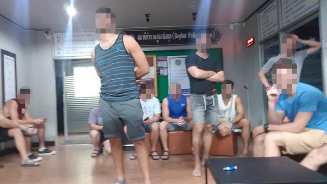 הצעירים הישראלים מבוצרים בתחנת המשטרה בקוסמויו, תאילנד  ()