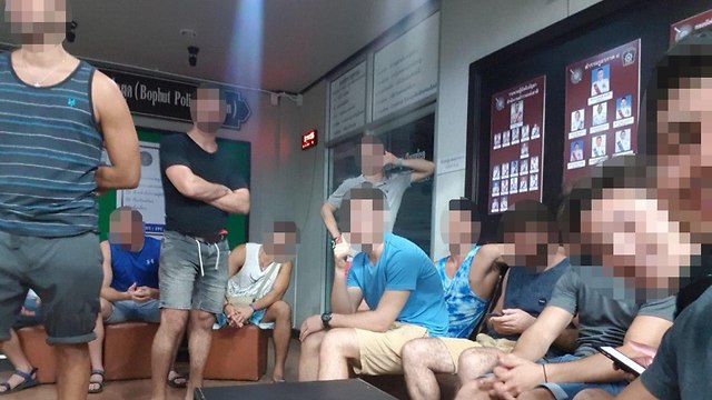 הצעירים הישראלים מבוצרים בתחנת המשטרה בקוסמויו, תאילנד  ()