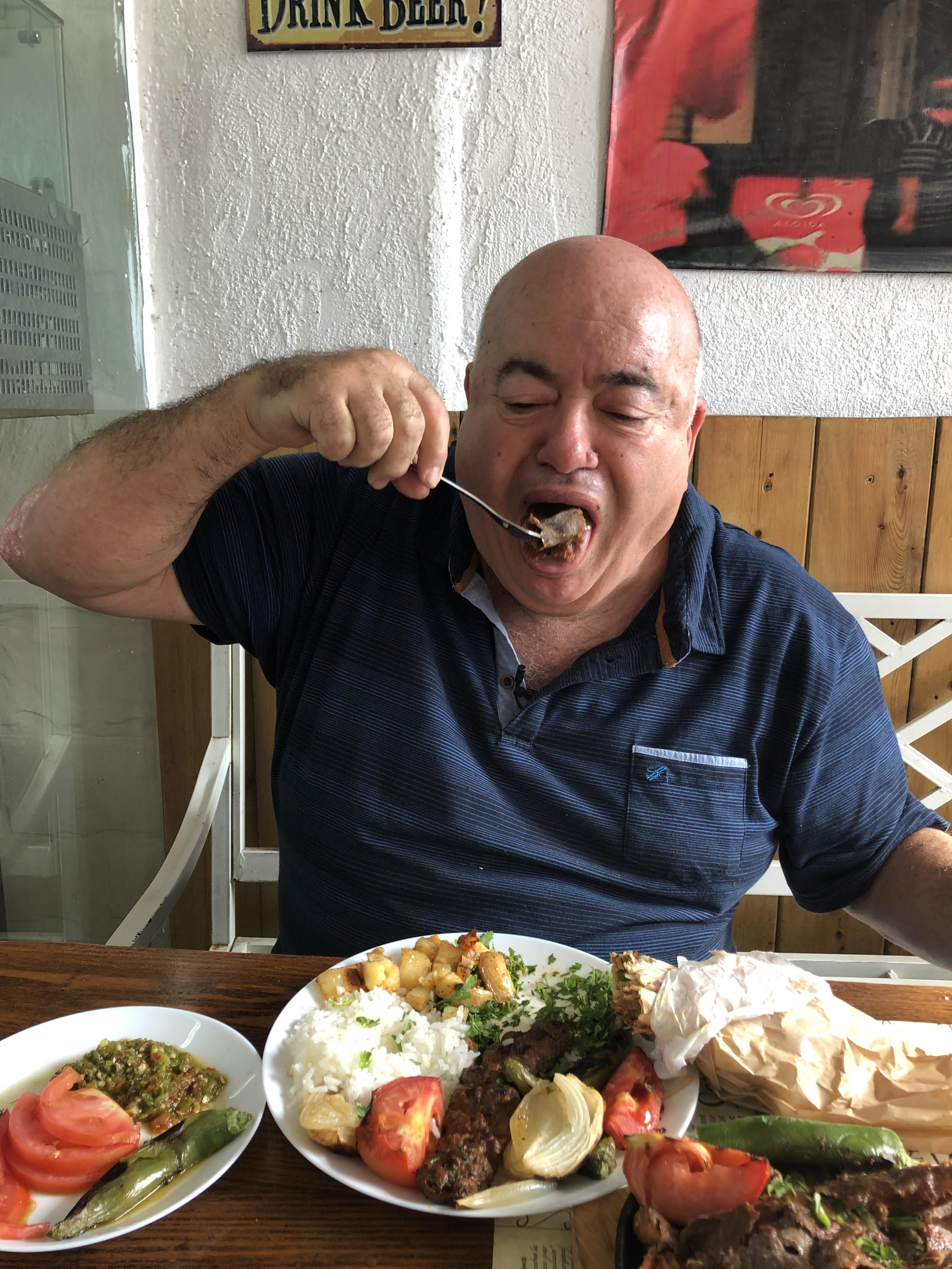דוקטור שקשוקה זולל אוכל רחוב טורקי (צילום: תיקי גולן)