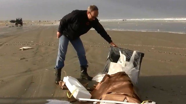 תאונה ב ים טלוויזיות רהיטי איקאה מ מכלים נסחפו לחופי הולנד ()