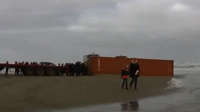 תאונה ב ים טלוויזיות רהיטי איקאה מ מכלים נסחפו לחופי הולנד ()