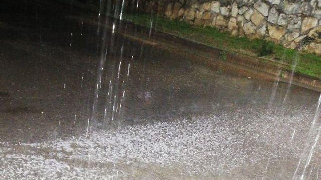 ברד גשם מזג אוויר ראשון לציון (צילום: אטקלט אנגאו)